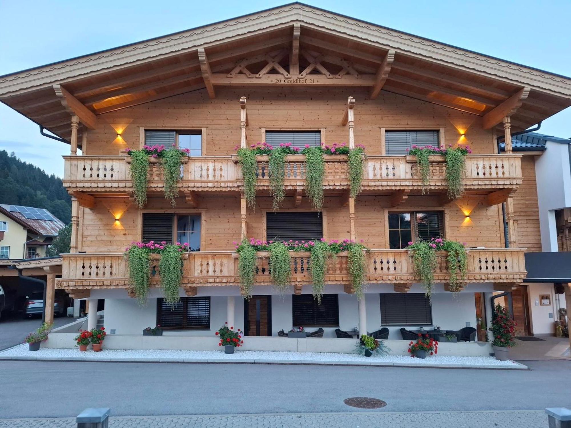 Greidlhof Alpstyle Apartments Fuegen Exterior photo